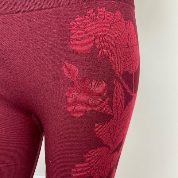 Fabletics Floral crop top with pants gym clothes fits like a Small - Picture 4 of 13